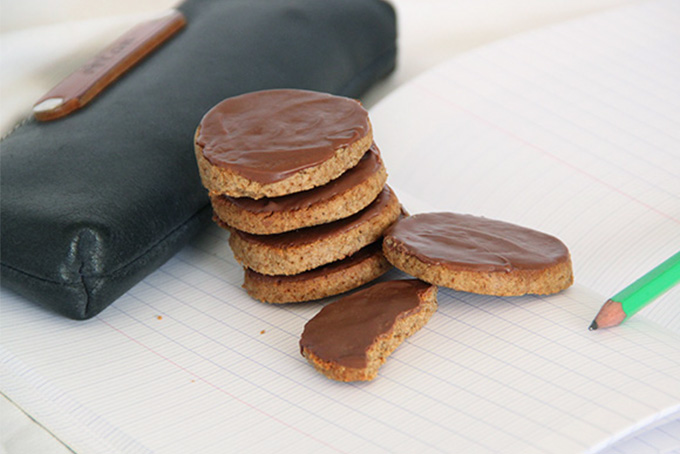 Recette de biscuits complets nappés de chocolat au lait