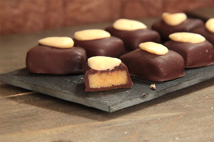 Recette de bonbons au chocolat noir et à la pâte d'amande