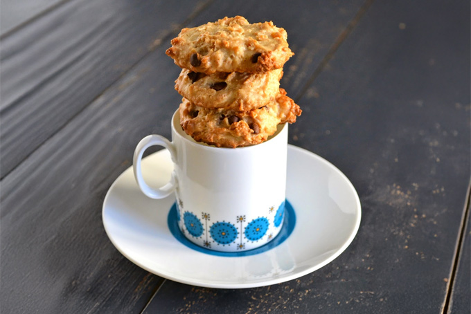 Cookies végétaliens au chocolat, à la noix de coco, à la noix de cajou et à la cacahuète