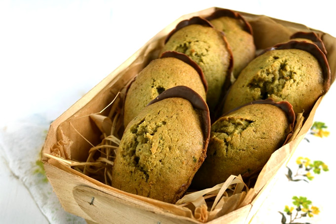 Recette de madeleines au thé matcha avec une coque en chocolat au lait