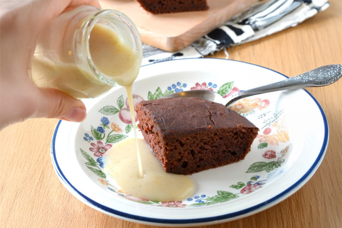 Recette de gâteau au tofu soyeux et au chocolat avec une crème anglaise végétale