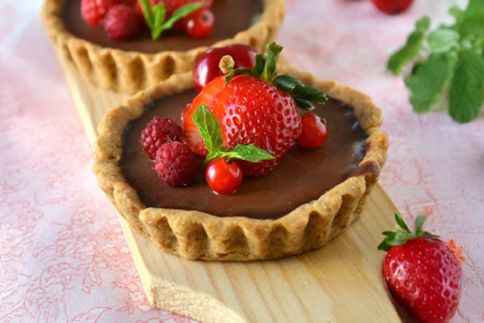 Recette de tartelettes à la panna cotta, au chocolat et aux fruits rouges