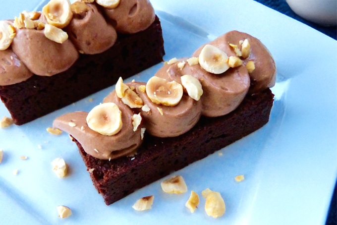 Recette de financiers au chocolat avec une ganache au chocolat au lait et aux éclats de noisettes
