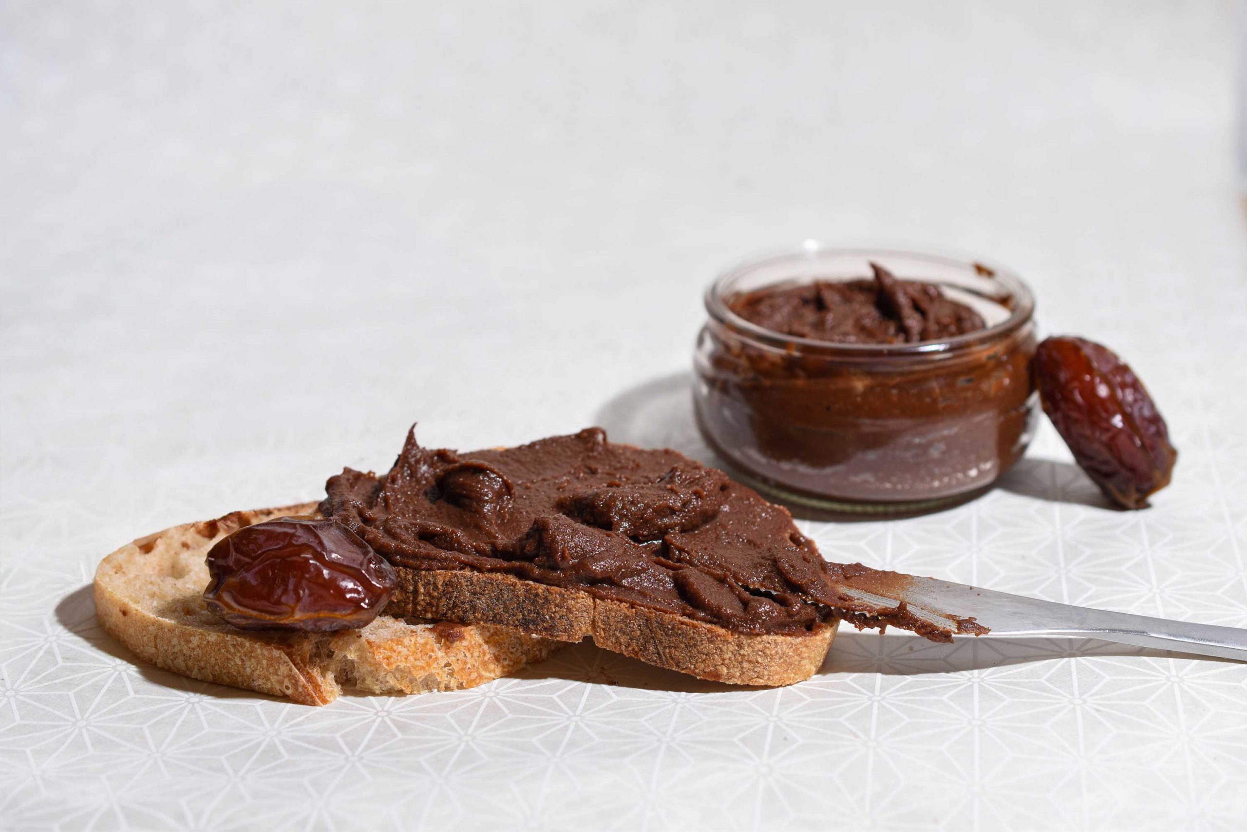 Recette de pâte à tartiner au chocolat et aux dattes