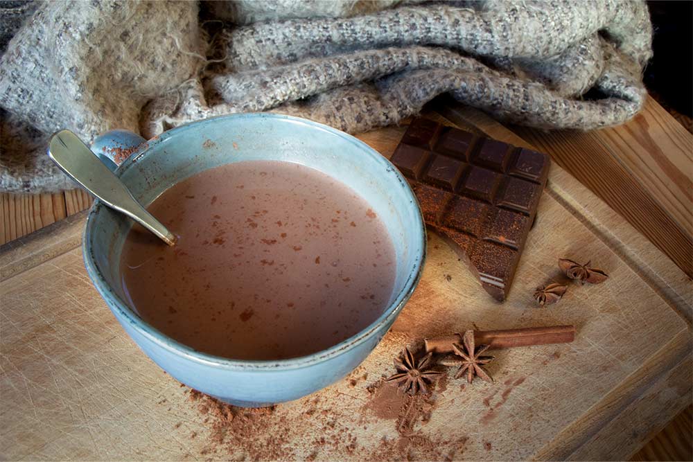 chocolat chaud au chaï sous un plaid