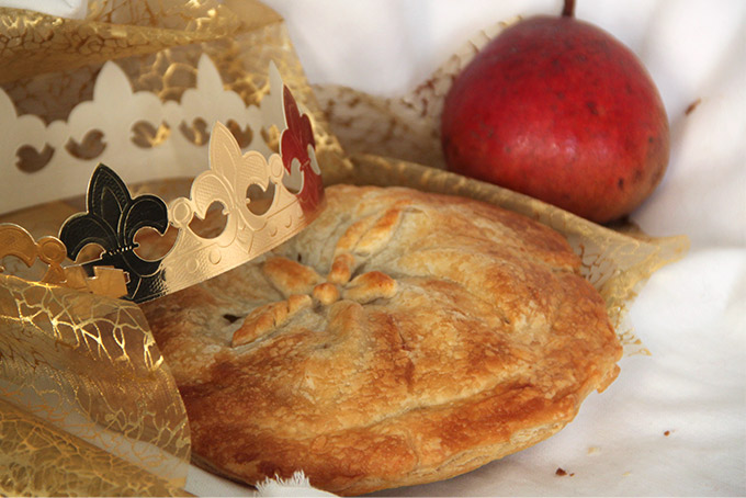 Recette de galette des rois aux amandes, poires et chocolat au lait