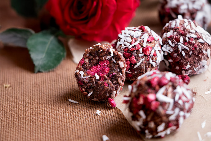 Recette energy balls, à la noix de coco, framboise et au cacao