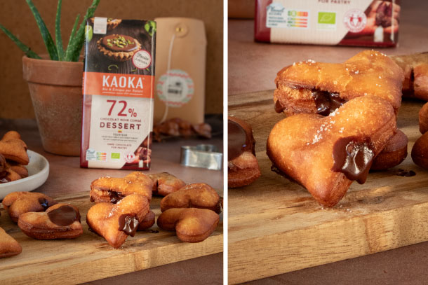 Beignets fourrés au chocolat posés sur une planche en bois