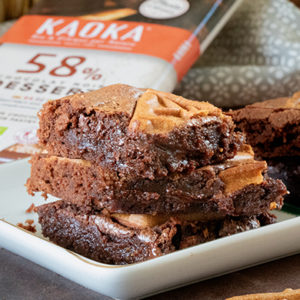 parts de brownies au chocolat kaoka et aux biscuits speculoos dans une assiette