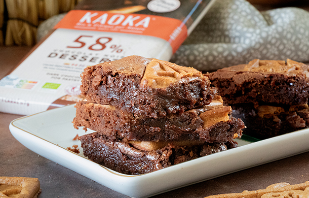 parts de brownies au chocolat kaoka et aux biscuits speculoos dans une assiette